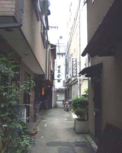 京都 甘泉堂 路地.jpg